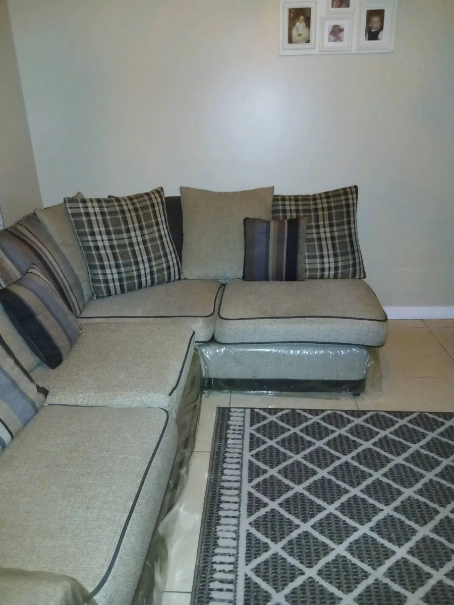 Corner settee - Image 1