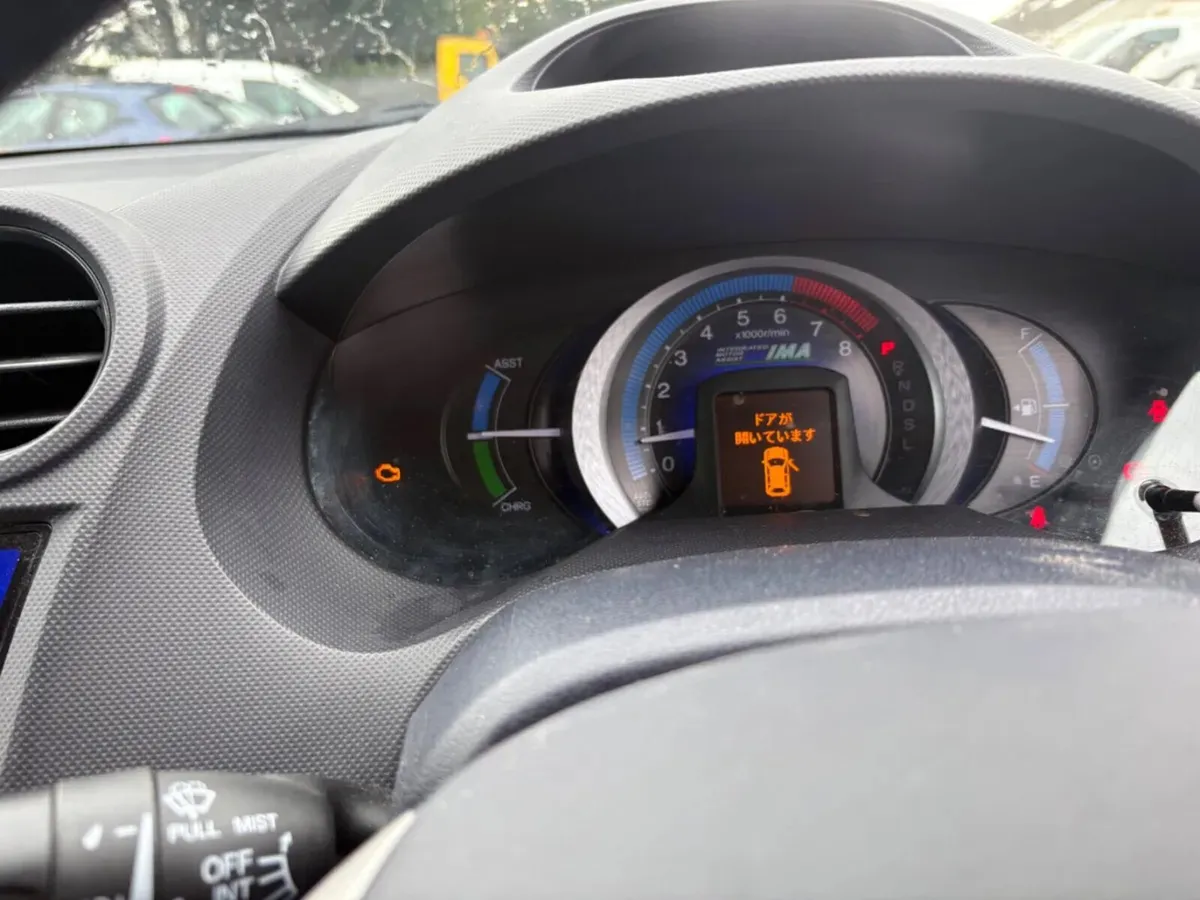 2009 Honda Insight hybrid low milage - Image 4
