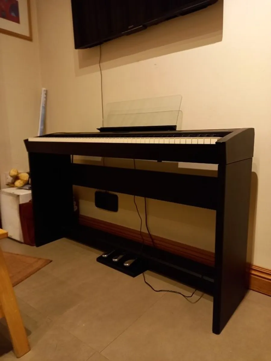 Roland electric  piano fp60 model in Black. - Image 1
