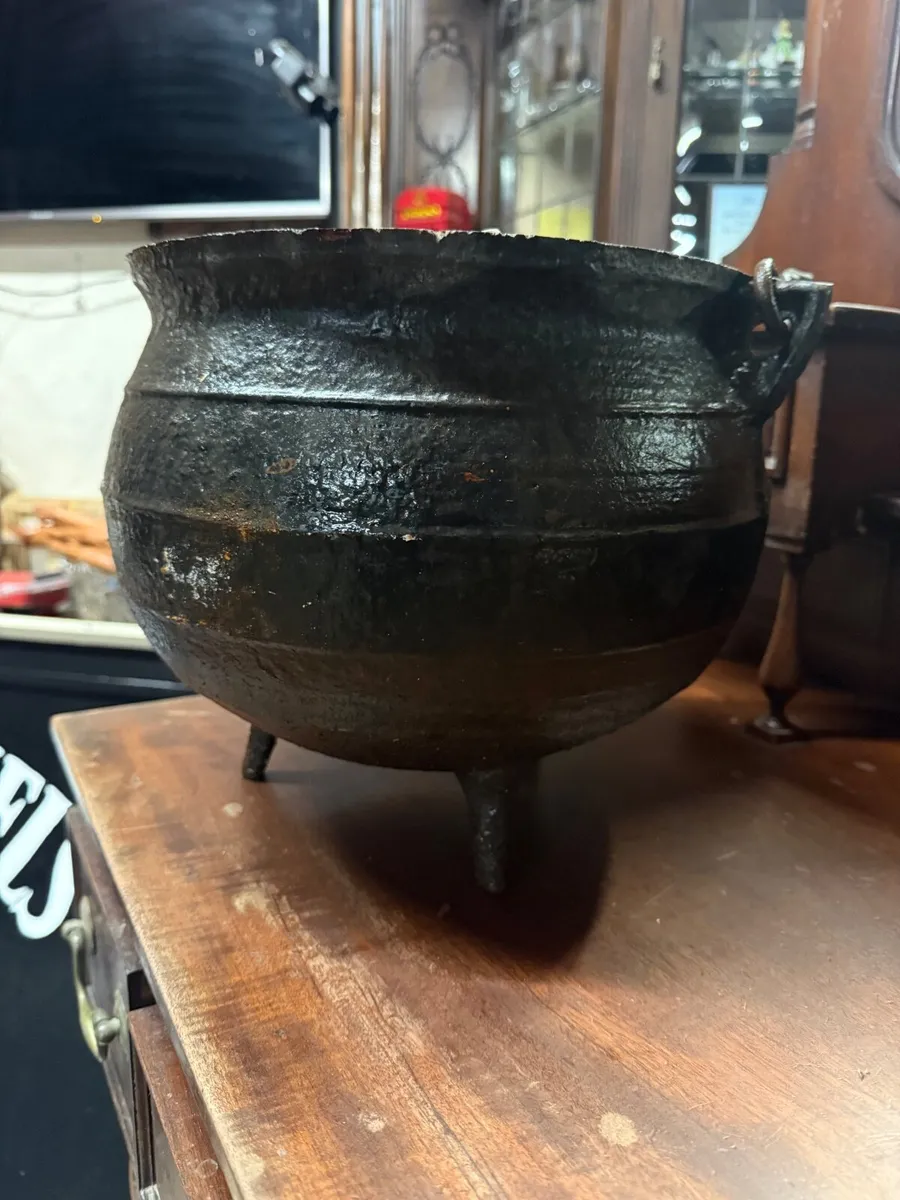 Pair of three leg pots - Image 1