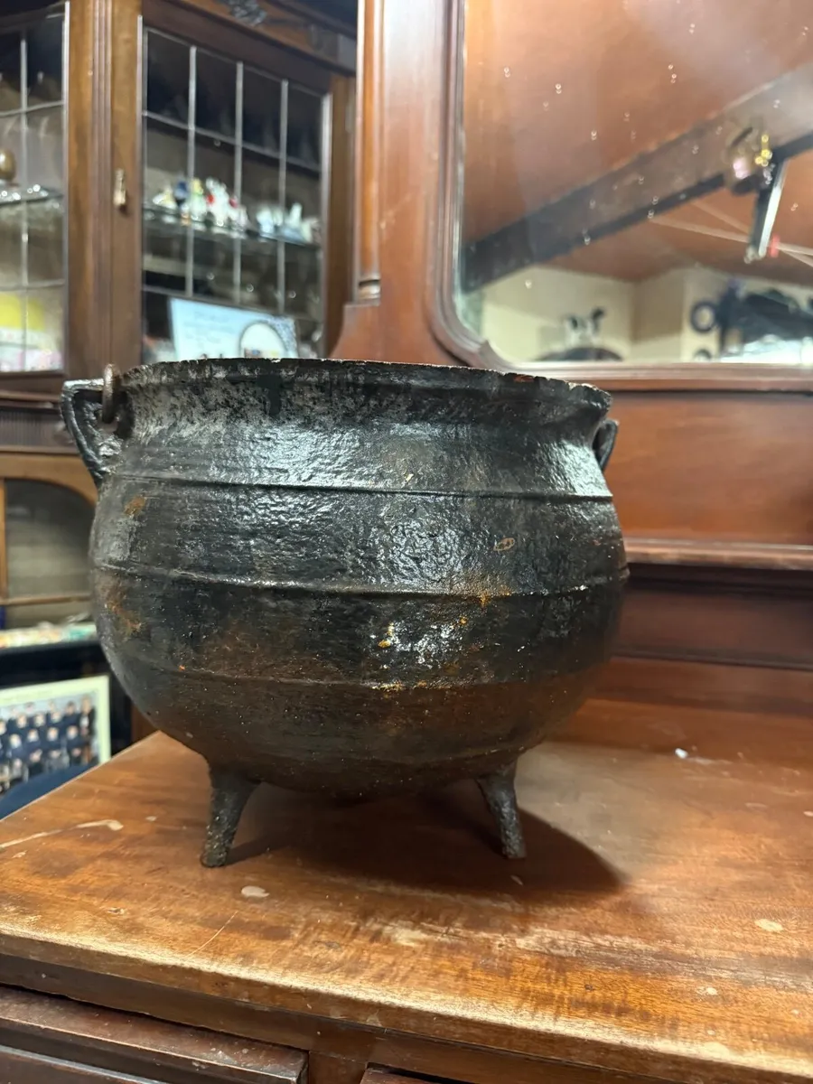 Pair of three leg pots - Image 2