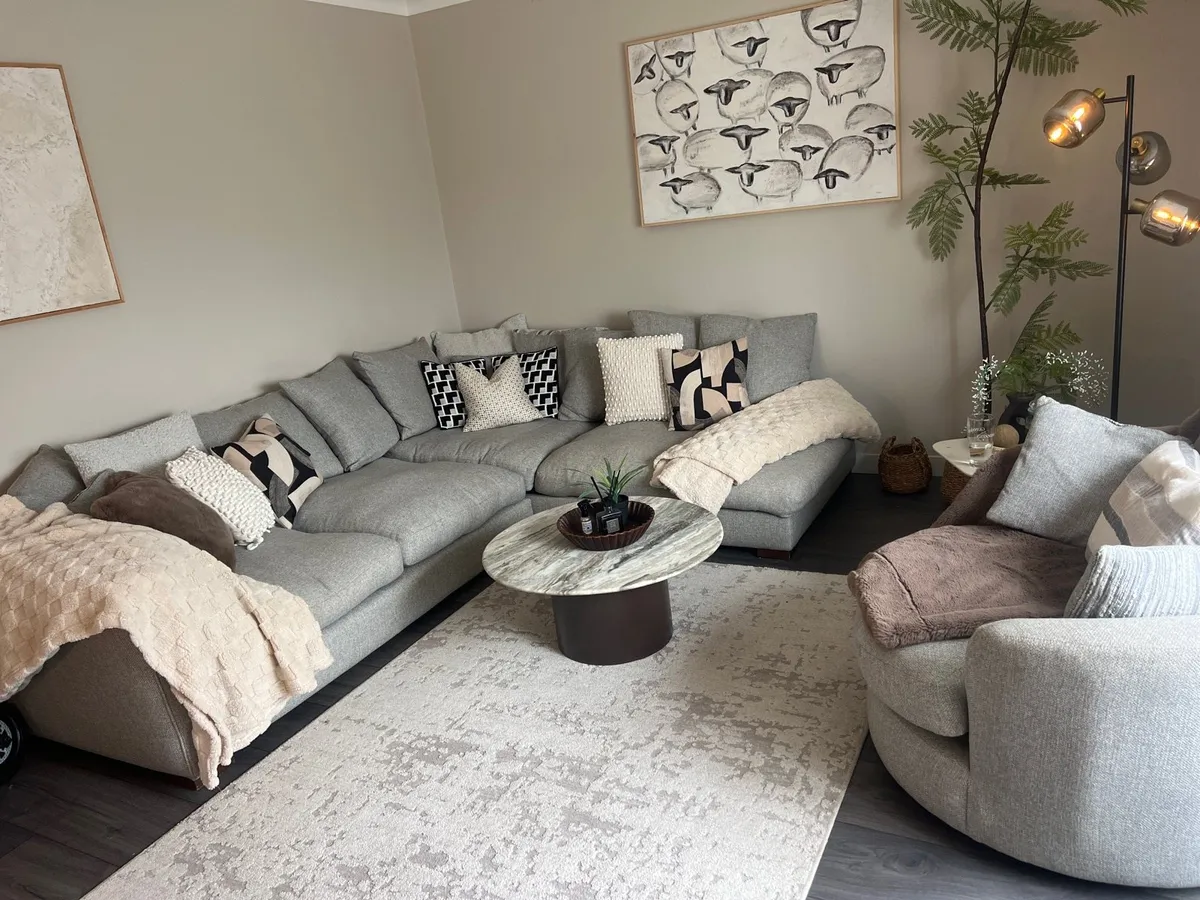Couch - Image 2