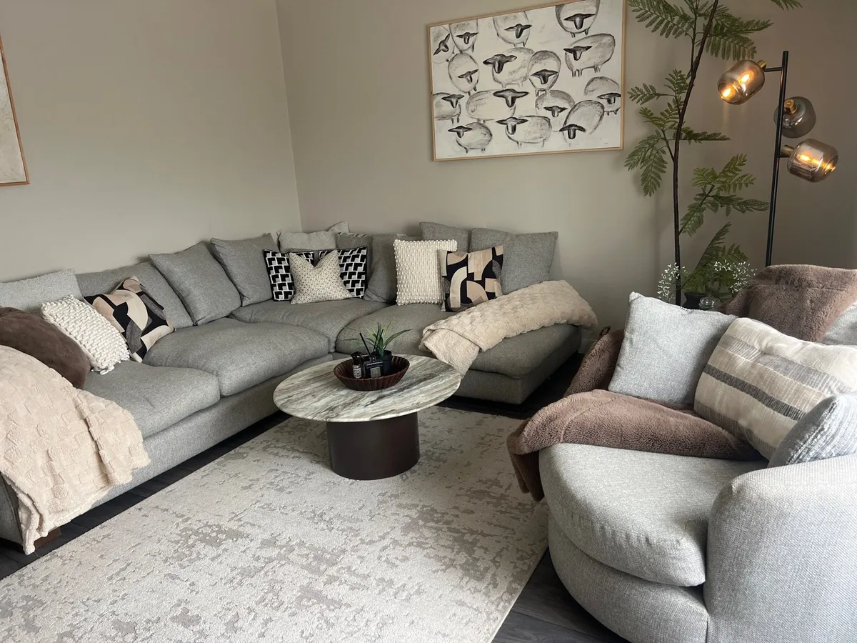 Couch - Image 1