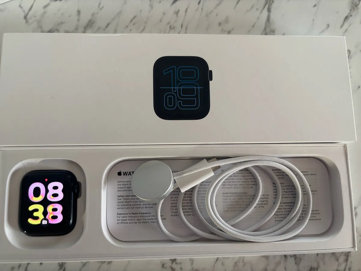 Apple Watch SE3 - Image 1