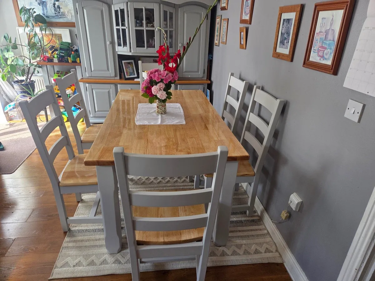 Table and chairs - Image 3