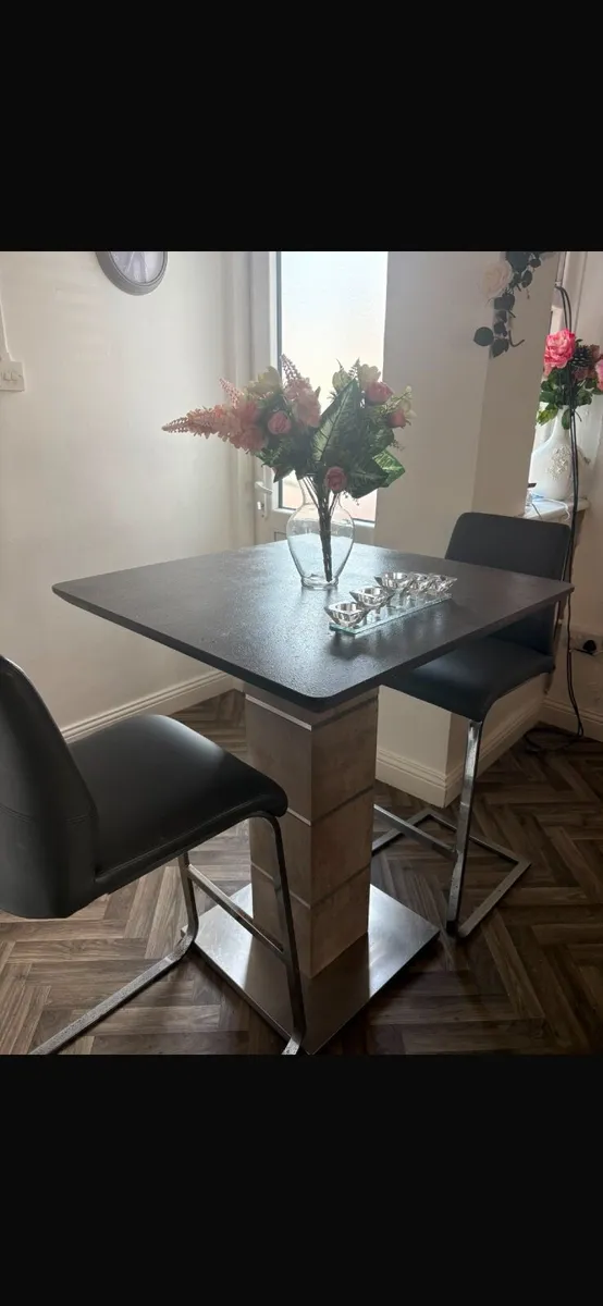 Breakfast bar and high stools - Image 1