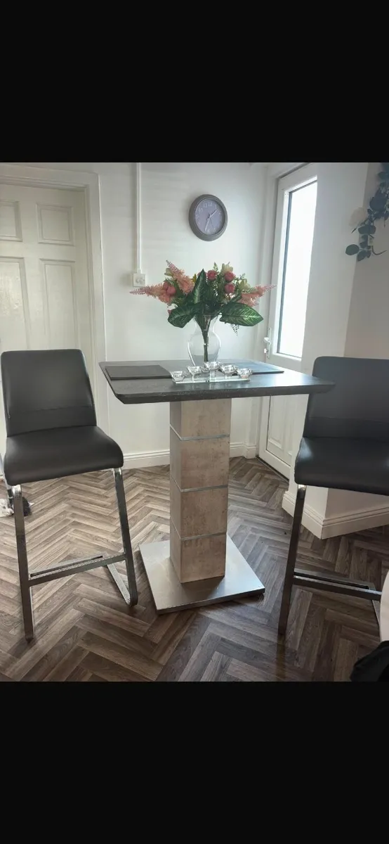 Breakfast bar and high stools - Image 2