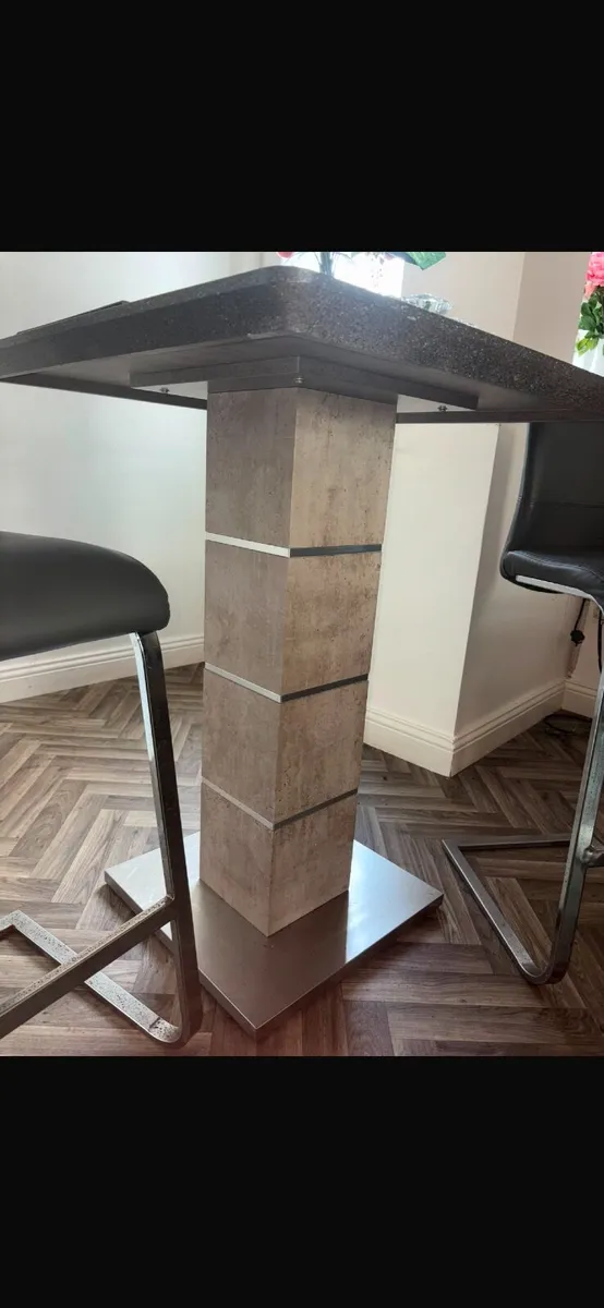 Breakfast bar and high stools - Image 3
