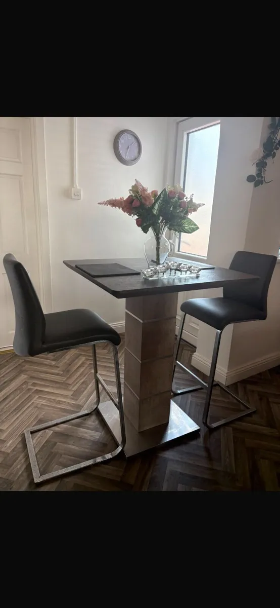 Breakfast bar and high stools - Image 4