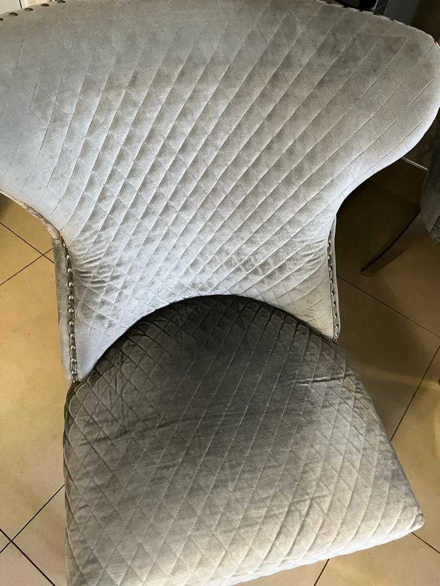 Gray round marble top table and 4 chairs - Image 3