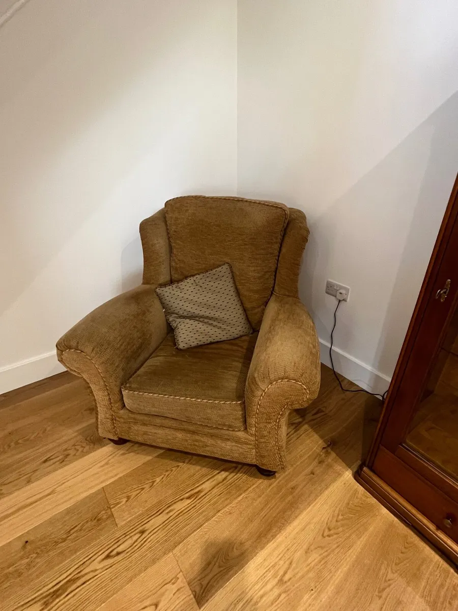 Three piece suite - Image 1