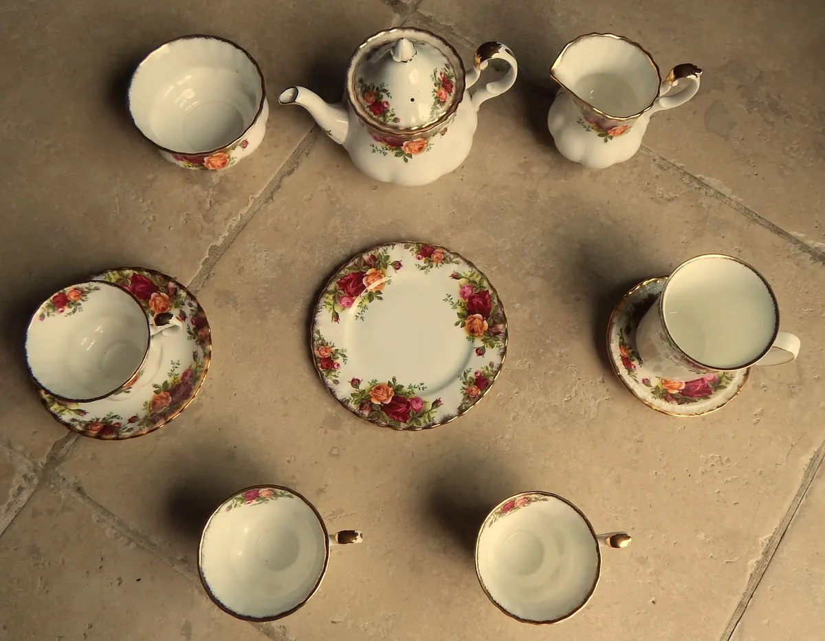 10 Royal Albert Old Country Rose Bone China Pieces - Image 3