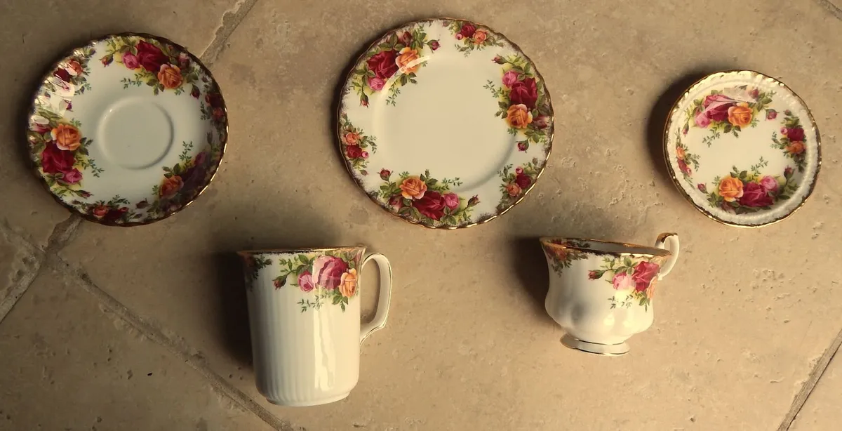 10 Royal Albert Old Country Rose Bone China Pieces - Image 4