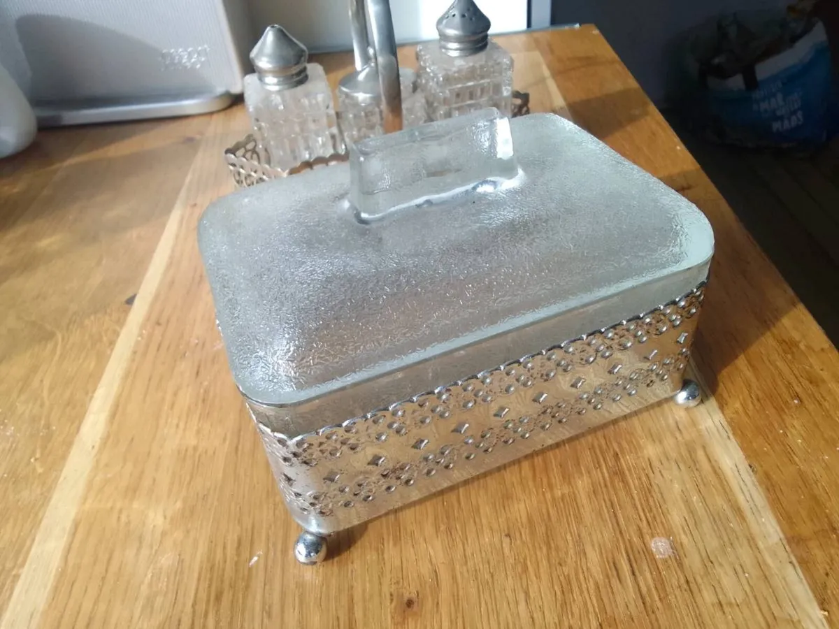 Retro50s table set with starburst frost dish - Image 1