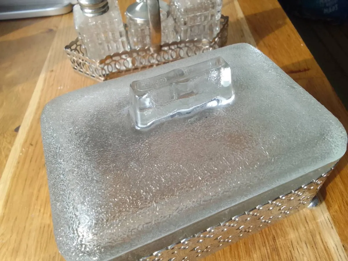 Retro50s table set with starburst frost dish - Image 2