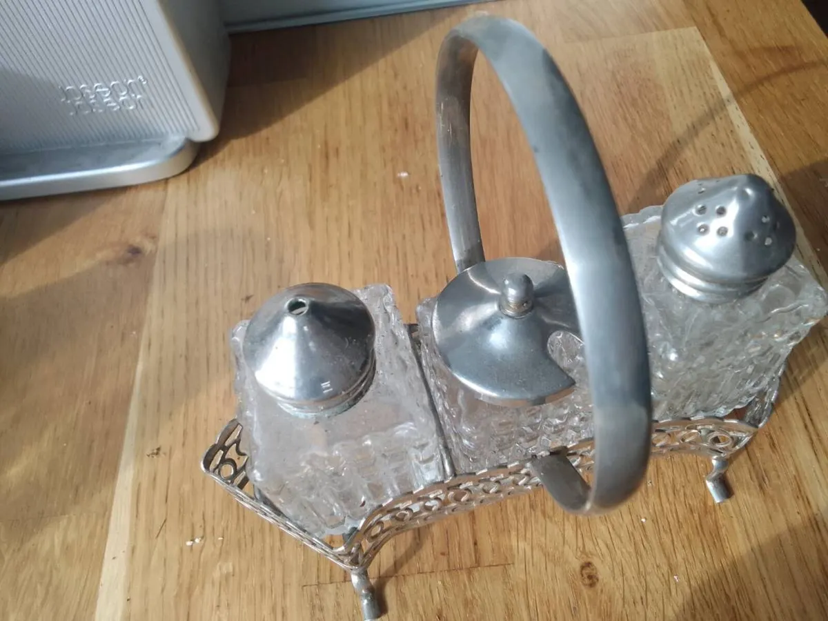 Retro50s table set with starburst frost dish - Image 3
