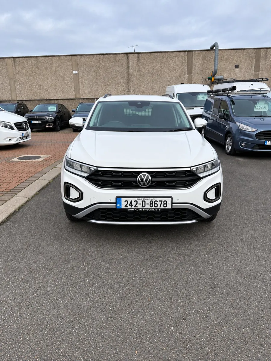 242 Volkswagen T Roc Commercial - Image 3
