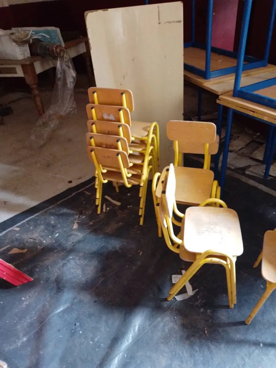 Child's table and chairs - Image 1