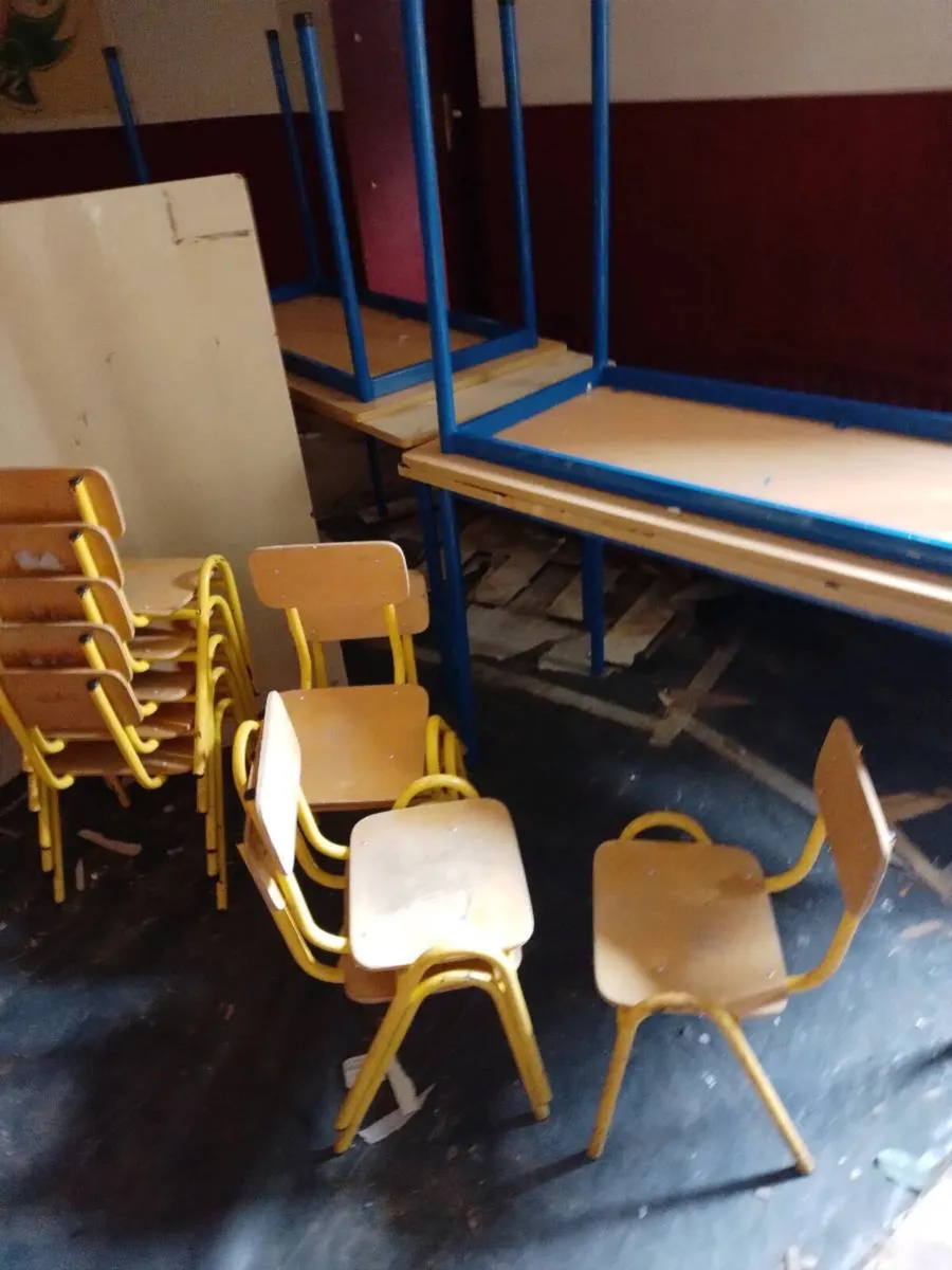Child's table and chairs - Image 2