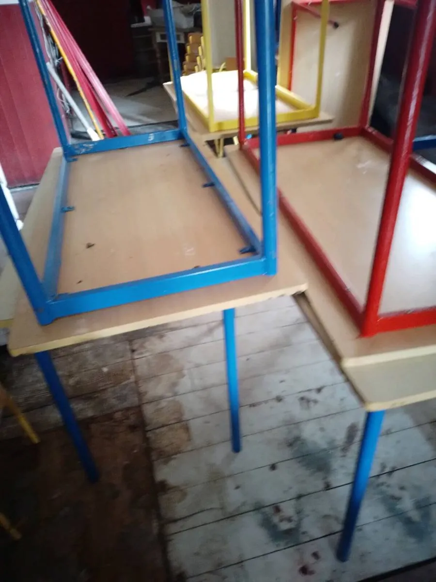 Child's table and chairs - Image 3