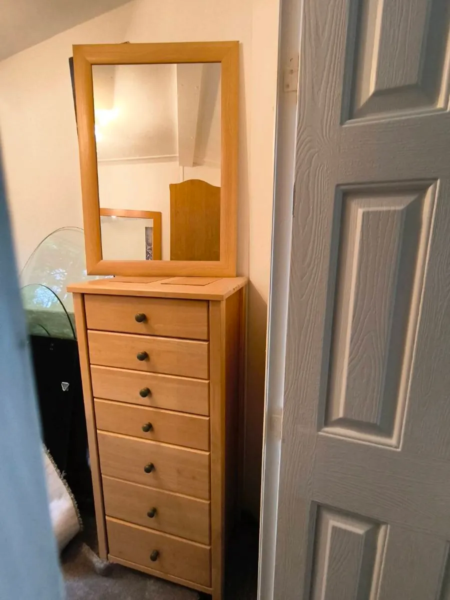 Beautiful bedroom unit and matching mirror,80 - Image 1