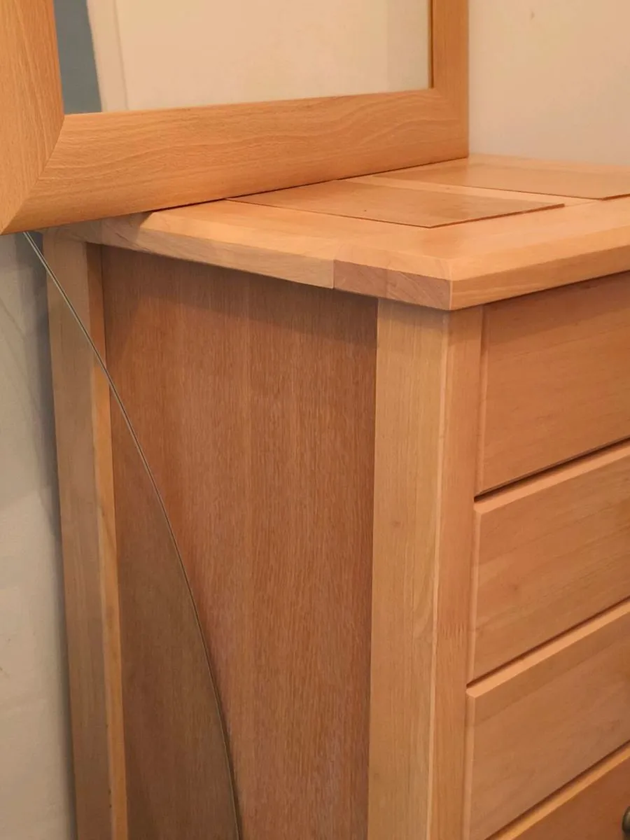 Beautiful bedroom unit and matching mirror,80 - Image 4