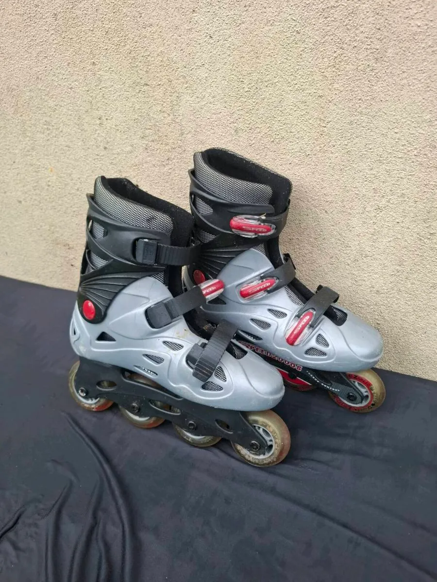 Size 6 roller blades - Image 1