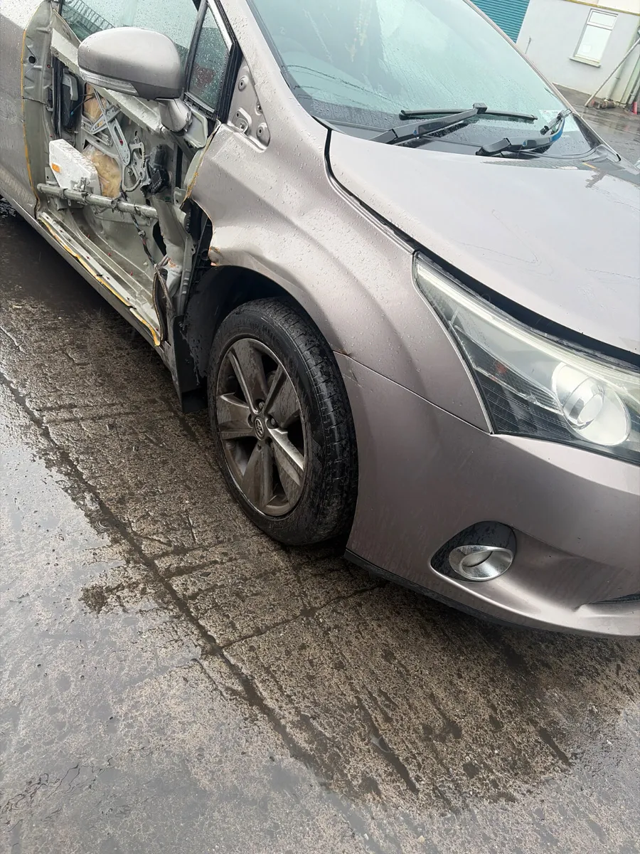 Toyota Avensis 2015 - Image 2