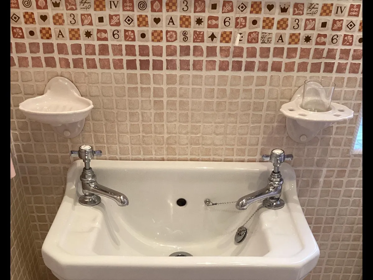 Bathroom accessories - Image 1