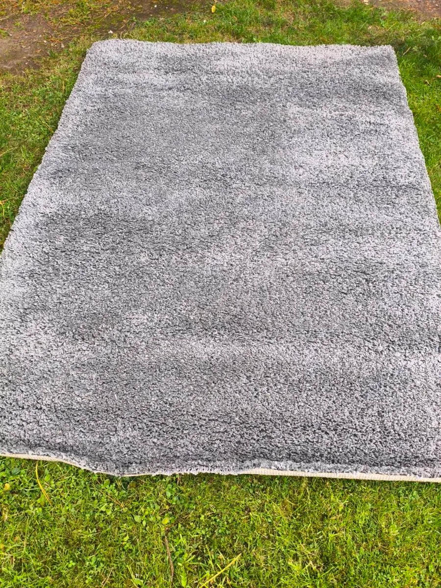 Large rug 6/4 good condition 20 euro - Image 1