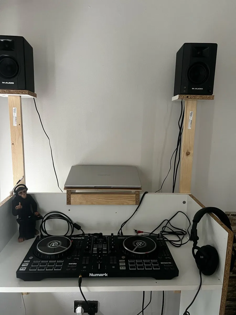 DJ Controller & Speakers - Image 1