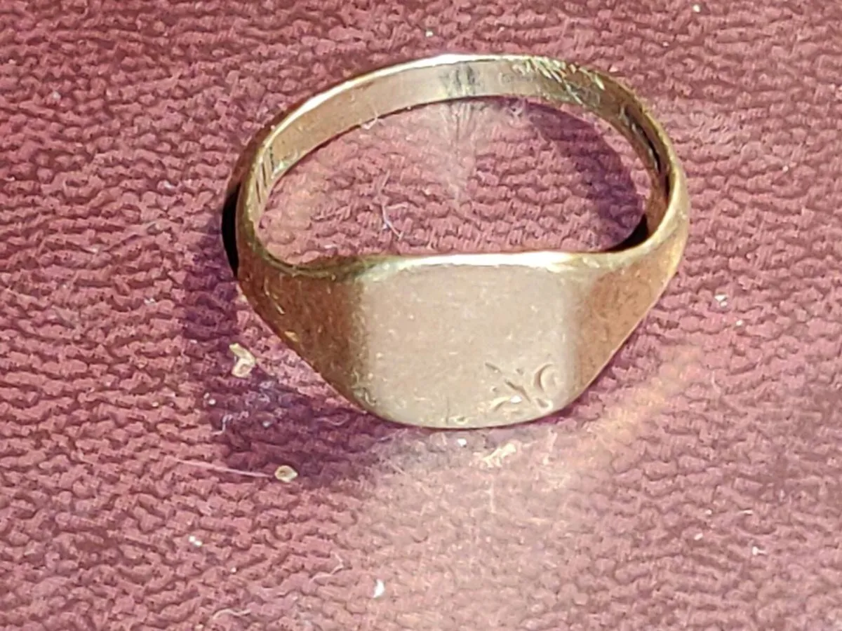 RARE, SQUARE IDENTITY, 9CT Pure Gold Vintage Ring - Image 2