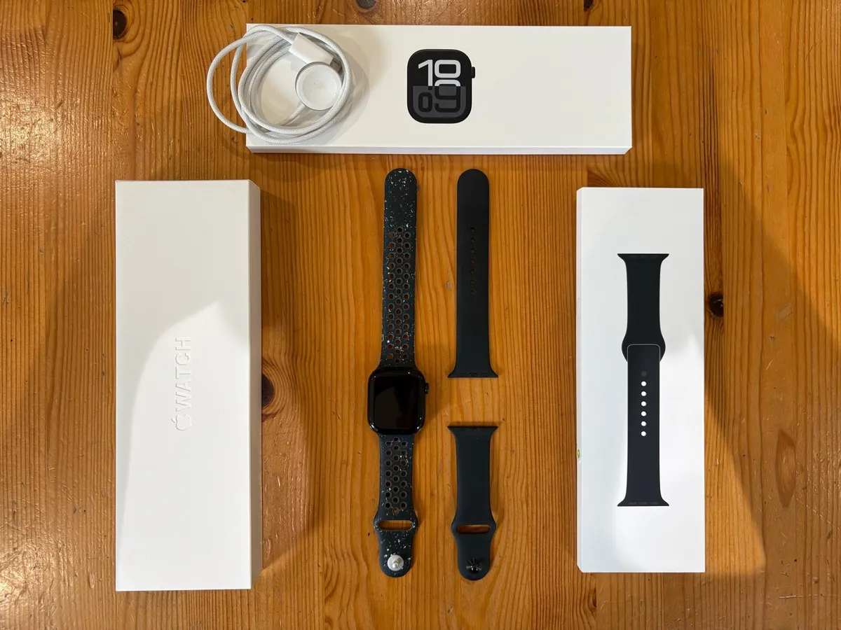 Apple Watch Series 10 42mm + 2 Bands + Box & Charg - Image 1