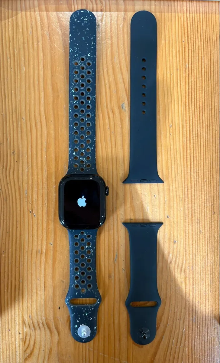 Apple Watch Series 10 42mm + 2 Bands + Box & Charg - Image 2