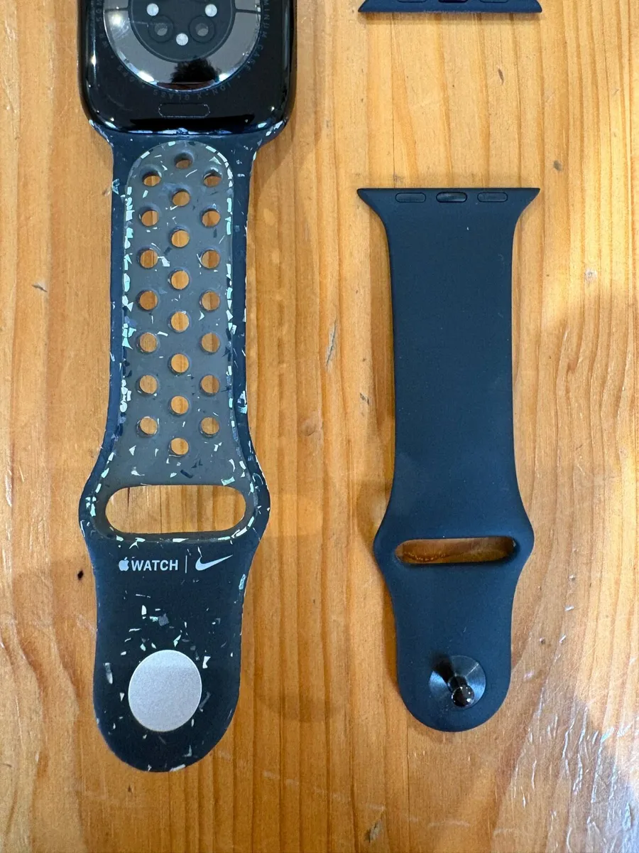 Apple Watch Series 10 42mm + 2 Bands + Box & Charg - Image 4