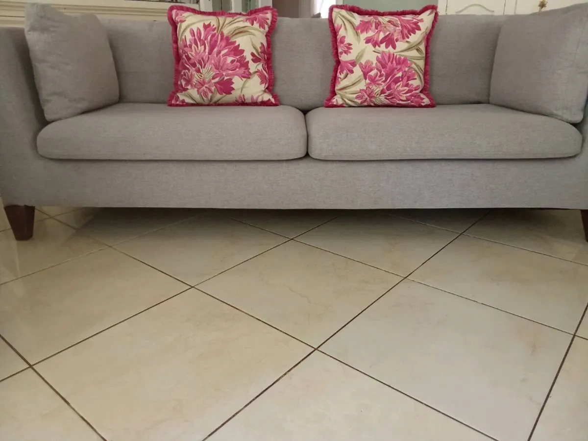 Beautiful sofa - Image 1