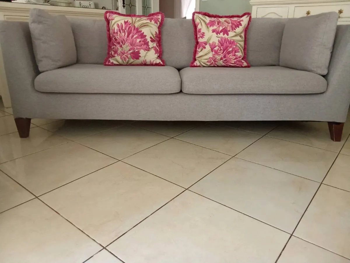 Beautiful sofa - Image 4