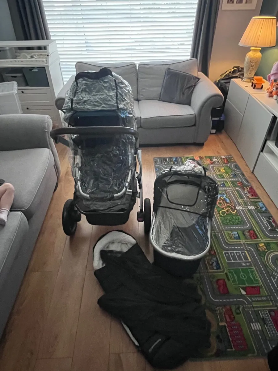 Uppababy Vista V2 Travel System & Accessories - Image 1