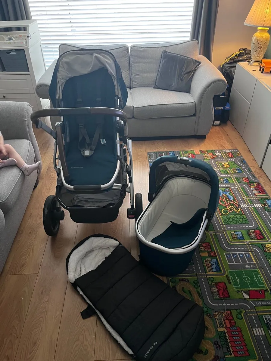 Uppababy Vista V2 Travel System & Accessories - Image 3