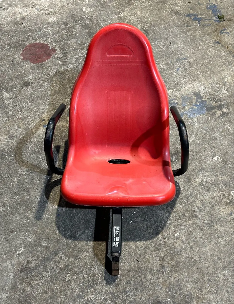Berg passenger seat - Image 3