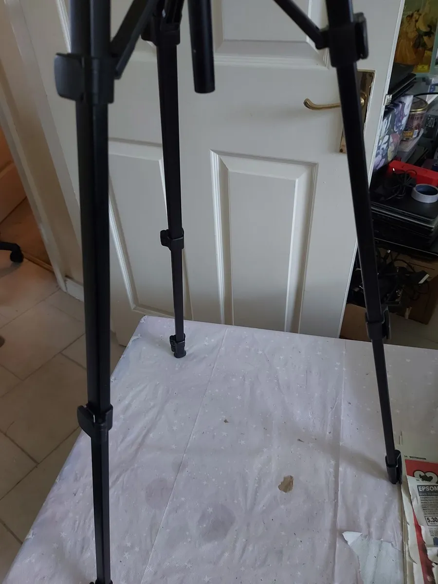 Camera Tripod with multiple extensions - Image 4