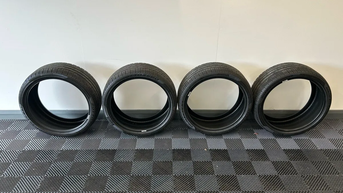 4x Pirelli Sottozero 2 – 235/35/19 - Image 1