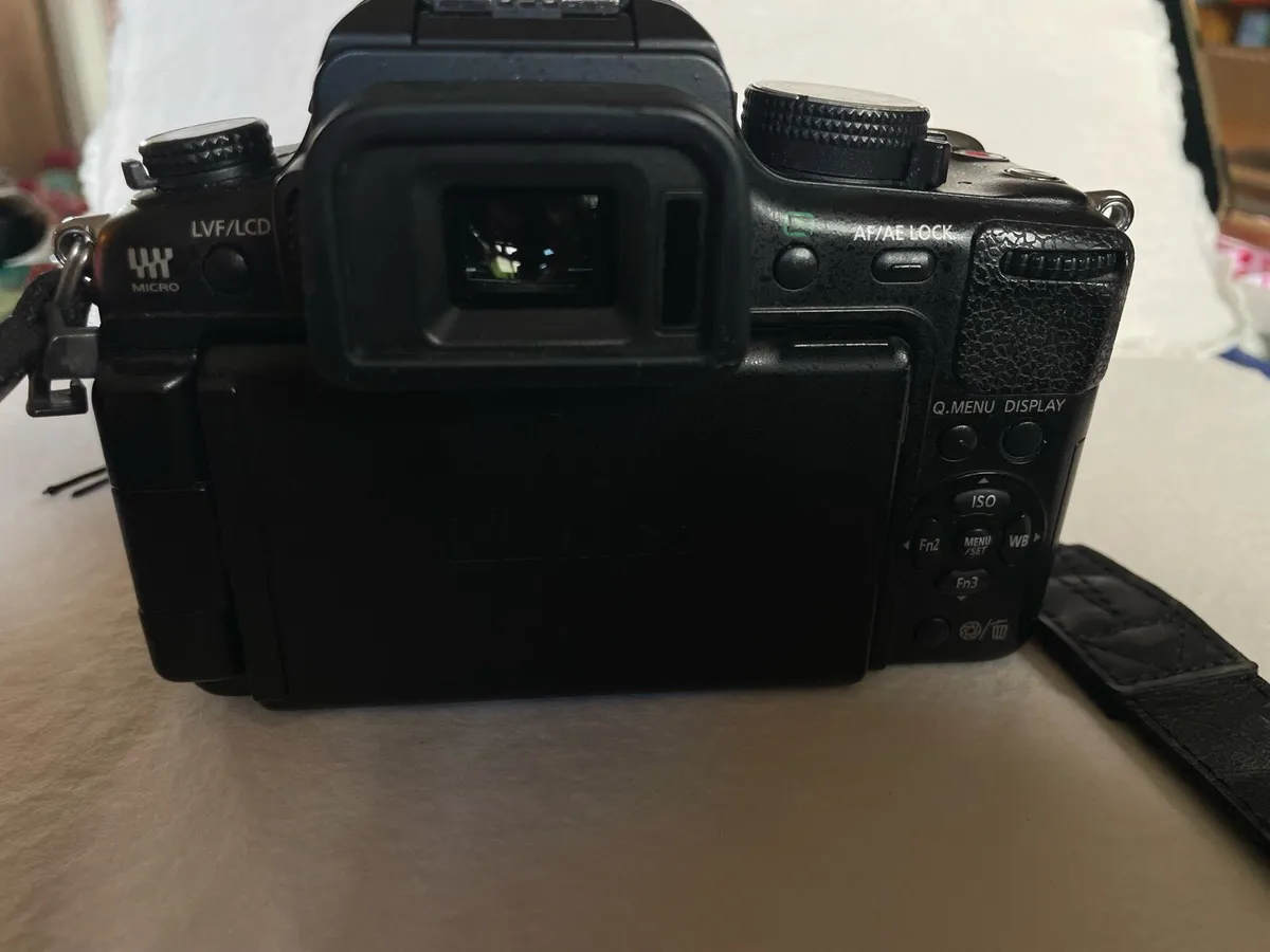 Panasonic Lumix GH2 Camera + Zoom Lens - Image 4