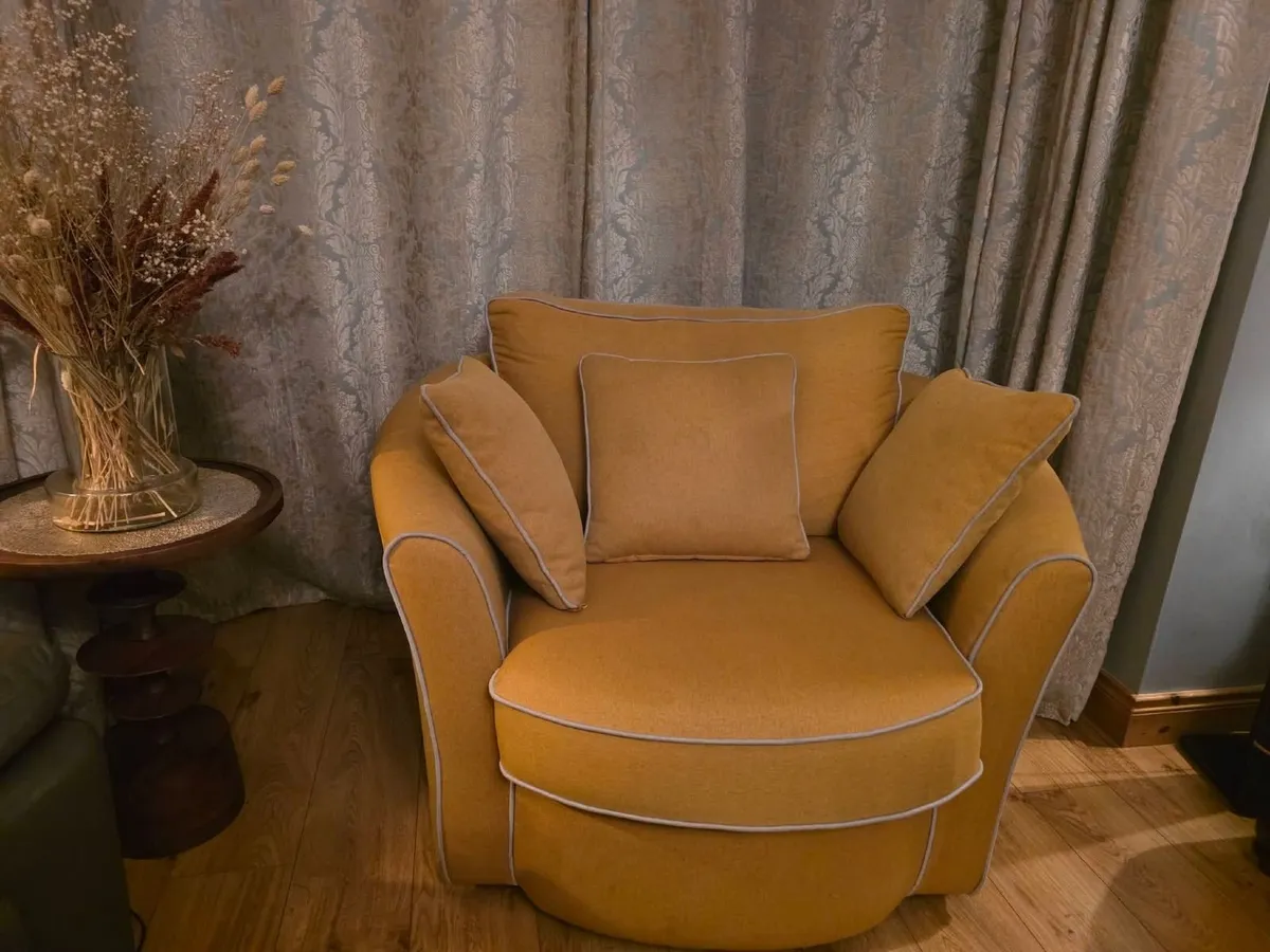 Swivel chair - Image 1