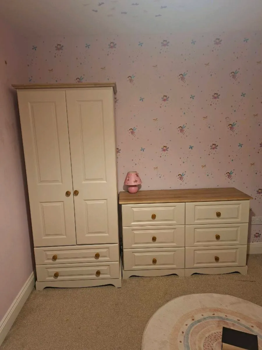 Wardrobe & chest of drawers - Image 1