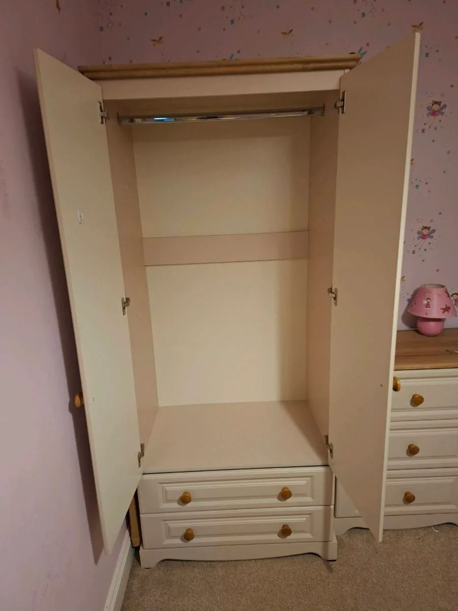 Wardrobe & chest of drawers - Image 3