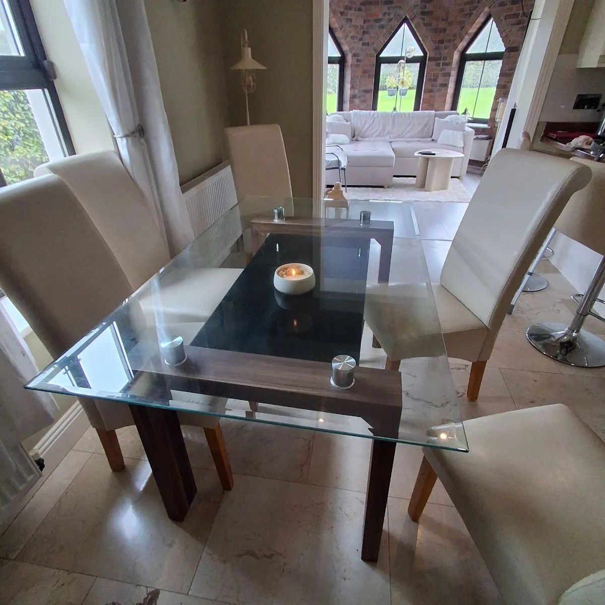 Dining table - Image 1