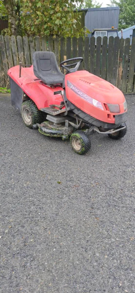 Ride on lawnmower - Image 1