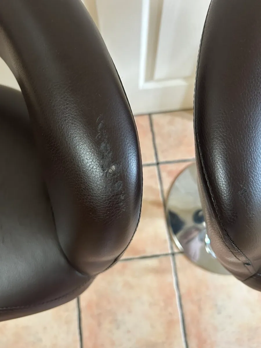Swivel counter top chairs - Image 1