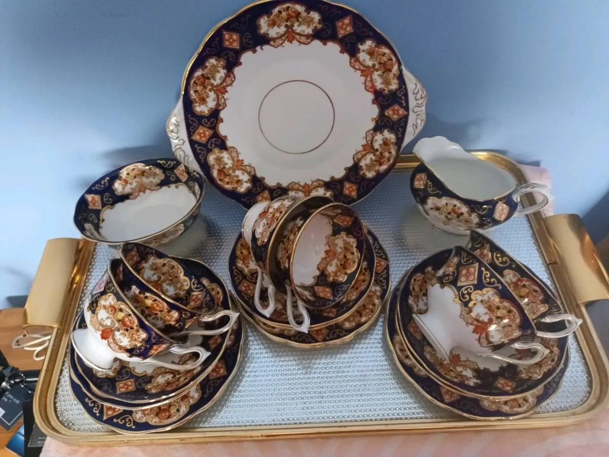 21 piece Royal Albert "HEIRLOOM " China Tea Set. - Image 2
